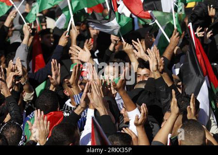 Bildnummer: 58862478 Datum: 02.12.2012 Copyright: imago/Xinhua (121202) -- RAMALLAH, 2 dicembre 2012 (Xinhua) -- i palestinesi sventolano le loro bandiere nazionali mentre celebrano il loro tentativo di vincere lo status aggiornato delle Nazioni Unite, nella città della Cisgiordania di Ramallah il 2 dicembre 2012. Domenica il Presidente palestinese Mahmoud Abbas ha affermato che la riconciliazione nazionale sarà il primo passo che farà. (Xinhua/Ayman Nobani) MIDEAST-RAMALLAH-POLITICS-ABBAS-CELEBRATION PUBLICATIONxNOTxINxCHN Gesellschaft Palästina Politik Jubel Beobachterstaat un Anerkennung xdp x0x premiumd 2012 quer 58862478 Data Foto Stock