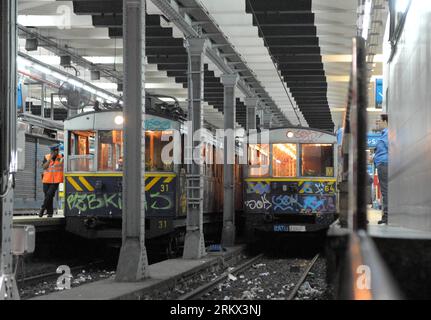 Bildnummer: 58866742  Datum: 03.12.2012  Copyright: imago/Xinhua (121203) -- BUENOS AIRES, Dec. 3, 2012 (Xinhua) -- Subway employees stand at an empty station during a strike in Buenos Aires, capital of Argentina, on Dec. 3, 2012. As a result of disputes between union factions, vying for the representation of workers, the Tramway and Motorized Drivers Union (UTA) decreed a total stoppage in the six subway lines and Premetro, according to local press. (Xinhua/Gustavo Amarelle/TELAM) ARGENTINA-BUENOS AIRES-STRIKE PUBLICATIONxNOTxINxCHN Streik Arbeitskampf Wirtschaft gesellschaft Argentinien Eise Stock Photo