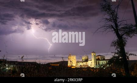 Vista della cattedrale di Siguenza illuminata al crepuscolo nel mezzo di un grande temporale. Guadalajara. Castilla la Mancha. Spagna. Foto Stock