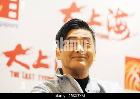 121204 -- SINGAPORE, 4 dicembre 2012 Xinhua -- l'attore cinese di Hong Kong Chow Yun Fat partecipa alla prima conferenza stampa del film The Last Tycoon durante lo schermo Singapore 2012 tenutasi a Marina Bay Sands, Singapore, 4 dicembre 2012. Xinhua/poi Chih Wey SINGAPORE-MOVIE-THE LAST TYCOON-PREMIERE CONFERENZA STAMPA PUBLICATIONxNOTxINxCHN Foto Stock
