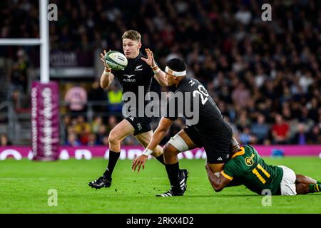 LONDON, UNITED KINGDOM. 25st, Aug 23. Tupou Vaa'i of All Blacks (centre) is tackled by Makazole Mapimpi of Springboks (right) during Qatar Airways Cup - Springboks v All Blacks at Twickenham Stadium on Friday, 25 August 2023. LONDON ENGLAND.  Credit: Taka G Wu/Alamy Live News Stock Photo