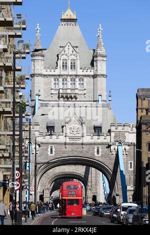 Un autobus Routemaster che attraversa l'iconico Tower Bridge attraversa il Tamigi. Tower Bridge, Londra, Regno Unito. 17 settembre 2022 Foto Stock