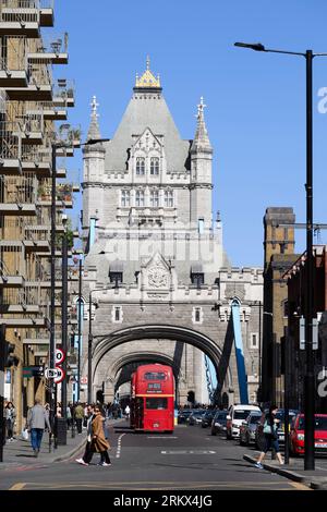 Un autobus Routemaster che attraversa l'iconico Tower Bridge attraversa il Tamigi. Tower Bridge, Londra, Regno Unito. 17 settembre 2022 Foto Stock