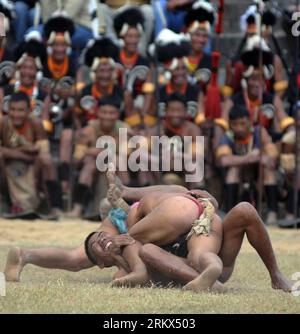 Bildnummer: 58889282  Datum: 05.12.2012  Copyright: imago/Xinhua KOHIMA, Dec. 5, 2012 - Naga tribesmen wrestle during Hornbill Festival at Kohima, capital of India s Nagaland state, Dec. 5, 2012. The Hornbill Festival of Nagaland, which celebrates the cultural heritage of the sixteen Naga tribes, runs annually from Dec. 1 to 7. (Xinhua/Stringer) Authorized by ytfs INDIA-KOHIMA-HORNBILL FESTIVAL PUBLICATIONxNOTxINxCHN Gesellschaft Land Leute traditionell Volksgruppe Kampf Ringen x0x xac 2012 quadrat Aufmacher     58889282 Date 05 12 2012 Copyright Imago XINHUA Kohima DEC 5 2012 Naga Tribesmen w Stock Photo