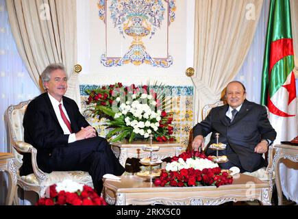 Bildnummer: 58892232 Datum: 06.12.2012 Copyright: imago/Xinhua (121206) -- ALGERI, 6 dicembre 2012 (Xinhua) -- il presidente algerino Abdelaziz Bouteflika (R) incontra il vice segretario di Stato americano William Burns a Djenane al-Mufti residenza ad Algeri, Algeria, 6 dicembre 2012. Burns è arrivato qui giovedì come parte di una visita di lavoro, con la questione della crisi in Mali all'ordine del giorno. (Xinhua/Mohamed Kadri) ALGERIA-US-DIPLOMACY PUBLICATIONxNOTxINxCHN Politik people premiumd x0x xac 2012 quer 58892232 Data 06 12 2012 Copyright Imago XINHUA Algeri DEC 6 2012 XINHUA Presidente algerino Abdel Foto Stock