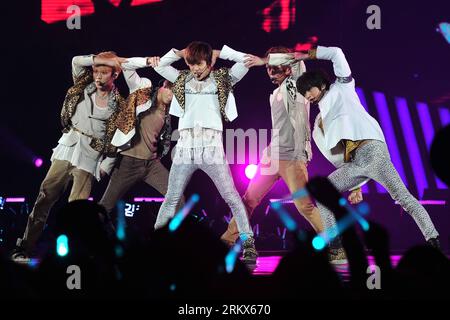 (121208) -- SINGAPORE, Dec. 8, 2012 (Xinhua) -- Members of South Korean pop group SHINee perform during their concert in Singapore on Dec. 8, 2012. (Xinhua/Then Chih Wey) (nxl) SINGAPORE-CONCERT-SHINEE PUBLICATIONxNOTxINxCHN Stock Photo