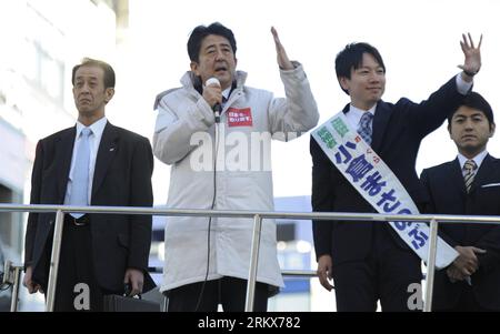 Bildnummer: 58906457 Datum: 11.12.2012 Copyright: imago/Xinhua (121211) -- TOKYO, 11 dicembre 2012 (Xinhua) -- Presidente della principale opposizione giapponese Partito Liberal Democratico (LDP) Shinzo Abe (2nd L) delievers un discorso durante una campagna elettorale per le elezioni della camera bassa a Tokyo, capitale del Giappone, 11 dicembre 2012. (Xinhua/Kenichiro Seki) (zhs) JAPAN-LDP-SHINZO ABE-CAMPAIGN PUBLICATIONxNOTxINxCHN Politik People Wahlkampf xas x0x 2012 quer premiumd 58906457 Data 11 12 2012 Copyright Imago XINHUA Tokyo DEC 11 2012 XINHUA Presidente della principale opposizione giapponese Partito Liberale Democratico LDP Shin Foto Stock