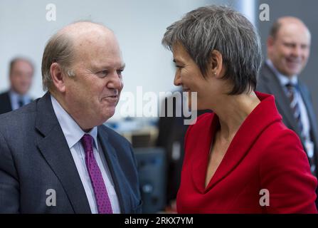 Bildnummer: 58912275  Datum: 12.12.2012  Copyright: imago/Xinhua BRUSSELS, Dec. 12, - Irish Finance minister Michael Noonan (L) talks with Danish Economy Minister Margrethe Vestager during an EU finance ministers meeting at EU s headquarters in Brussels, Belgium, on December 12, 2012. (Xinhua/Thierry Monasse) (dzl) BELGIUM-BRUSSELS-ECOFIN PUBLICATIONxNOTxINxCHN Politik People Finanzminister Finanzministertreffen premiumd x0x xmb 2012 quer     58912275 Date 12 12 2012 Copyright Imago XINHUA Brussels DEC 12 Irish Finance Ministers Michael Noonan l Talks With Danish Economy Ministers Margrethe Ve Stock Photo