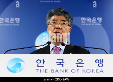 Bildnummer: 58914584 Datum: 13.12.2012 Copyright: imago/Xinhua (121213) - SEOUL, 13 dicembre 2012 (Xinhua) -- il governatore della Banca di Corea (BOK) Kim Choong-soo parla durante una conferenza stampa del meeting di fissazione dei tassi di dicembre a Seoul, Corea del Sud, 13 dicembre 2012. Il BOK, la banca centrale della Corea del Sud, ha mantenuto il suo tasso di interesse di riferimento al 2,75 per cento giovedì, mantenendo una posizione di attesa dopo aver tagliato il tasso di 25 punti base (bps) a luglio e ottobre, ciascuno tra i segni del crollo dell'economia sudcoreana. (Xinhua/Park Jin-hee) (zhs) COREA DEL SUD-SEOUL-FINANZA-TASSO DI INTERESSE PUB Foto Stock