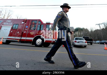 Bildnummer: 58920957 Datum: 14.12.2012 Copyright: imago/Xinhua (121214) - NEWTOWN, 14 dicembre 2012 (Xinhua) - Un poliziotto sta di guardia vicino alla Sandy Hook Elementary School dopo le sparatorie della scuola fatale a Newtown (Sandy Hook School), Connecticut, Stati Uniti, 14 dicembre 2012. La polizia nello stato americano del Connecticut ha detto venerdì che 18 bambini sono morti sulla scena durante la sparatoria scolastica qui alla Sandy Hook Elementary School, altri due sono morti più tardi in ospedale. Tutti insieme erano morti anche 8 adulti. (Xinhua/Wang lei) US-CONNECTICUT-ELEMENTARE-SHOOTING PUBLICATIONxNOTxINxCHN Gesellschaft U Foto Stock