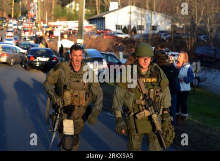 Bildnummer: 58920953 Datum: 14.12.2012 Copyright: imago/Xinhua (121214) -- NEWTOWN, 14 dicembre 2012 (Xinhua) -- State Police Inspect Around the Sandy Hook Elementary School After the fatal School shooting in Newtown (Sandy Hook School) , Connecticut, the United States, 14 dicembre 2012. La polizia nello stato americano del Connecticut ha detto venerdì che 18 bambini sono morti sulla scena durante la sparatoria scolastica qui alla Sandy Hook Elementary School, altri due sono morti più tardi in ospedale. Tutti insieme erano morti anche 8 adulti. (Xinhua/Wang lei) US-CONNECTICUT-ELEMENTARY SCHOOL-SHOOTING PUBLICATIONxNOTxINxCHN Gesellschaft USA Foto Stock