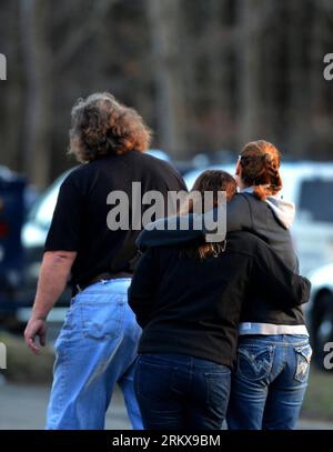 Bildnummer: 58920955 Datum: 14.12.2012 Copyright: imago/Xinhua (121214) -- NEWTOWN, 14 dicembre 2012 (Xinhua) -- membri della famiglia degli studenti della Sandy Hook Elementary School si confortano a vicenda dopo la fatale sparatoria scolastica a Newtown (Sandy Hook School) , Connecticut, Stati Uniti, 14 dicembre 2012. La polizia nello stato americano del Connecticut ha detto venerdì che 18 bambini sono morti sulla scena durante la sparatoria scolastica qui alla Sandy Hook Elementary School, altri due sono morti più tardi in ospedale. Tutti insieme erano morti anche 8 adulti. (Xinhua/Wang lei) US-CONNECTICUT-ELEMENTARE-SHOOTING PUBLICATIONxNOTxIN Foto Stock