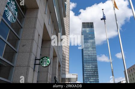 Cartello Starbucks Coffee in Europe Street. Ingresso nella caffetteria. Cartello aziendale Starbucks Coffee logo del brand store. Polonia, Varsavia - 27 luglio 2023. Foto Stock