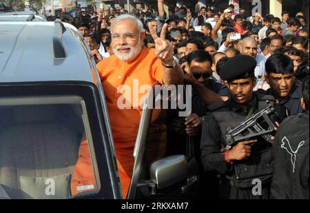 AHMEDABAD, 17 dicembre 2012 - Narendra modi C, primo ministro dello stato indiano occidentale del Gujarat, mostra un segno di vittoria ai suoi sostenitori dopo aver espresso il suo voto durante la seconda fase delle elezioni dell'assemblea statale ad Ahmadabad, India, 17 dicembre 2012. Xinhua/Stringer INDIA-AHMEDABAD-STATE ASSEMBLY ELECTION PUBLICATIONxNOTxINxCHN Foto Stock