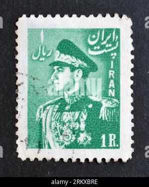 Francobollo cancellato stampato dall'Iran, che mostra Mohammad Rezā Shāh Pahlavī (1919-1980), circa 1951. Foto Stock