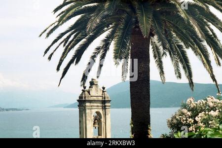 Parte storica di Herzeg Novi, Montenegro, nell'estate del 2005. Scansione della foto analogica. Foto Stock