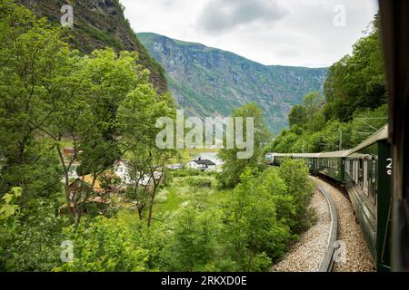 La ferrovia Flam è uno dei viaggi in treno più belli al mondo ed è una delle principali attrazioni turistiche della Norvegia. Piastra di comando. Vista dalla finestra Foto Stock