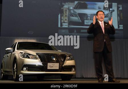 Bildnummer: 58950305  Datum: 25.12.2012  Copyright: imago/Xinhua (121225) -- TOKYO, Dec. 25, 2012 (Xinhua) -- President and Representatives Director of Toyota Motor Corporation Akio Toyoda presents the Royal series of the 14th generation Crown during a launch event in Tokyo, capital of Japan, on Dec. 25, 2012. Toyota Motor Corp. on Tuesday launched a completely remodeled Crown luxury sedan featuring an all-new design and improved safety functions. (Xinhua/Ma Ping) (syq) JAPAN-TOKYO-TOYOTA-14TH GENERATION CROWN PUBLICATIONxNOTxINxCHN People Wirtschaft Pressetermin Präsentation Automobilindustri Stock Photo