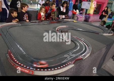 Bildnummer: 58952804 Datum: 26.12.2012 Copyright: imago/Xinhua MALAGA, 26 dicembre 2012 -- i bambini giocano con un'autostrada da corsa durante lo Show Kid di Malaga tenutosi al Centro fiere e congressi di Malaga, Spagna, il 26 dicembre 2012. La mostra, che rimarrà aperta fino al 4 gennaio 2013, offre ai bambini circa 60 attività culturali, formative e ricreative durante le festività natalizie di dicembre. (Xinhua/AGENCIAPUNTOPRESS) SPAGNA-MALAGA-CHRISTMAS PUBLICATIONxNOTxINxCHN Wirtsschaft Messe Ausstellung x0x xmb 2012 quer 58952804 Data 26 12 2012 Copyright Imago XINHUA Malaga DEC 26 2012 Giochi per bambini Foto Stock
