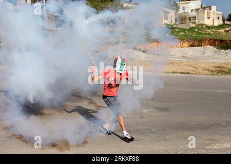 Bildnummer: 58955060 Datum: 28.12.2012 Copyright: imago/Xinhua Un manifestante palestinese lancia pietre contro i soldati israeliani durante una protesta contro l'espansione dell'insediamento ebraico nel villaggio della Cisgiordania di Nabi Saleh, vicino a Ramallah, il 28 dicembre 2012. (Xinhua/Fadi Arouri) MIDEAST-RAMALLAH-PROTEST PUBLICATIONxNOTxINxCHN Gesellschaft Israel palästinensische Autonomiegebiete Westjordanland proteste Ausschreitungen Siedlungsbau x0x xrj premiumd 2012 quer 58955060 Data 28 12 2012 Copyright Imago XINHUA un PALESTINESE lancia pietre CONTRO i soldati israeliani durante una protesta contro l'espansionismo Foto Stock