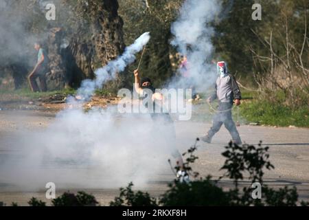 Bildnummer: 58955061  Datum: 28.12.2012  Copyright: imago/Xinhua A Palestinian protester throws stones at Israeli soldiers during a protest against the expanding of Jewish settlement in the West Bank village of Nabi Saleh, near Ramallah, on Dec. 28, 2012. (Xinhua/Fadi Arouri) MIDEAST-RAMALLAH-PROTEST PUBLICATIONxNOTxINxCHN Gesellschaft Israel palästinensische Autonomiegebiete Westjordanland Proteste Ausschreitungen Siedlungsbau x0x xrj premiumd 2012 quer     58955061 Date 28 12 2012 Copyright Imago XINHUA a PALESTINIAN  throws Stones AT Israeli Soldiers during a Protest against The Expanding o Stock Photo