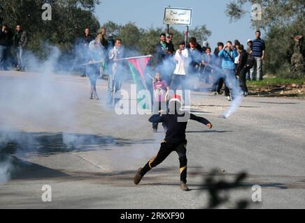 Bildnummer: 58955059 Datum: 28.12.2012 Copyright: imago/Xinhua Un manifestante palestinese lancia pietre contro i soldati israeliani durante una protesta contro l'espansione dell'insediamento ebraico nel villaggio della Cisgiordania di Nabi Saleh, vicino a Ramallah, il 28 dicembre 2012. (Xinhua/Fadi Arouri) MIDEAST-RAMALLAH-PROTEST PUBLICATIONxNOTxINxCHN Gesellschaft Israel palästinensische Autonomiegebiete Westjordanland proteste Ausschreitungen Siedlungsbau x0x xrj premiumd 2012 quer 58955059 Data 28 12 2012 Copyright Imago XINHUA un PALESTINESE lancia pietre CONTRO i soldati israeliani durante una protesta contro l'espansionismo Foto Stock