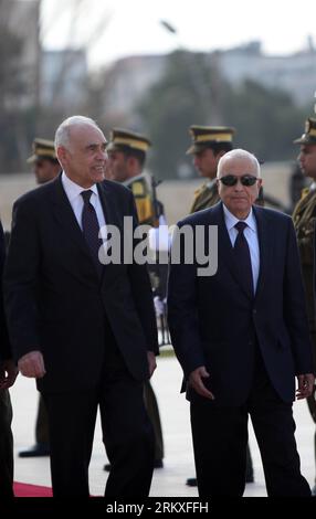 Bildnummer: 58956065 Datum: 29.12.2012 Copyright: imago/Xinhua (121229) -- RAMALLAH, 29 dicembre 2012 (Xinhua) -- il ministro degli Esteri egiziano Moahhmed Kamel Amr (L) e il capo della Lega araba Nabil al-Arabi recensiscono la guardia d'onore nella città di Ramallah della Cisgiordania il 29 dicembre 2012. (Xinhua/Fadi Arouri) (zw) MIDEAST-RAMALLAH-ARAB LEAGUE-EGYPT PUBLICATIONxNOTxINxCHN Politik People Arabische Liga x0x xub 2012 Hoch premiumd 58956065 Data 29 12 2012 Copyright Imago XINHUA Ramallah DEC 29 2012 XINHUA i ministri degli Esteri egiziani Kamel Amr l e il capo della Lega Araba Nabil al Arabi ESAMINANO la guardia D'ONORE SU Foto Stock