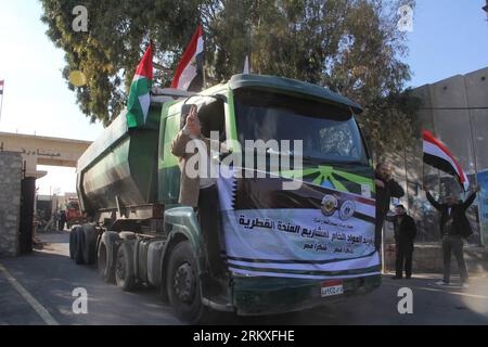 Bildnummer: 58956309 Datum: 29.12.2012 Copyright: imago/Xinhua (121229) -- GAZA, 29 dicembre 2012 (Xinhua) -- un camion egiziano carico di materiali da costruzione passa il passaggio tra l'Egitto e Rafah nella Striscia meridionale della città di Rafah il 29 dicembre 2012. Il governo guidato da Hamas nella striscia di Gaza ha annunciato che una spedizione di materiali da costruzione entrerà nel territorio dall'Egitto attraverso il valico di Rafah per la prima volta. (Xinhua/Khaled Omar) MIDEAST-RAFAH-CONSTRUCTION MATERIALS-TRUCKS PUBLICATIONxNOTxINxCHN Gesellschaft Grenze Baumaterial LKW xdp x0x 2012 quer premiumd 58956309 D Foto Stock