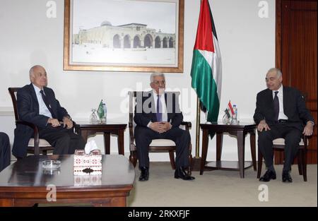 Bildnummer: 58956311 Datum: 29.12.2012 Copyright: imago/Xinhua (121229) -- RAMALLAH, 29 dicembre 2012 (Xinhua) -- il presidente palestinese Mahmoud Abbas (C) incontra il capo della Lega araba Nabil al-Arabi (L) e il ministro degli Esteri egiziano Mohammed Kamel Amr a Ramallah, 29 dicembre 2012. Al-Arabi e Amr hanno fatto sabato una visita ufficiale nella città di Ramallah in Cisgiordania, con l'obiettivo di offrire sostegno morale all'Autorità Nazionale palestinese (PNA). (Xinhua/PISCINA) MIDEAST-RAMALLAH-AL-ABBAS-MEETING PUBLICATIONxNOTxINxCHN People Politik xdp x0x premiumd 2012 quer 58956311 Data 29 12 2012 Copyright Imago X Foto Stock