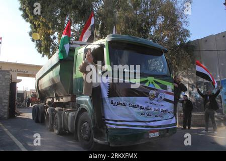 Bildnummer: 58957042 Datum: 29.12.2012 Copyright: imago/Xinhua (121230) -- GAZA, 29 dicembre 2012 (Xinhua) -- i camion egiziani carichi di materiali da costruzione entrano nella Striscia di Gaza meridionale della città di Rafah dal confine tra Egitto e Rafah il 29 dicembre 2012. L'Egitto ha permesso l'ingresso di 20 camion carichi di materiali da costruzione e attrezzature dal Qatar per la ricostruzione di quartieri residenziali e la costruzione di strade a Gaza. (Xinhua/Khaled Omar) (zf) MIDEAST-BORDER-EGYPT-RAFAH PUBLICATIONxNOTxINxCHN Politik Gazastreifen Palästina Ägypten Baumaterial Hilfe LKW Grenze xmk Foto Stock