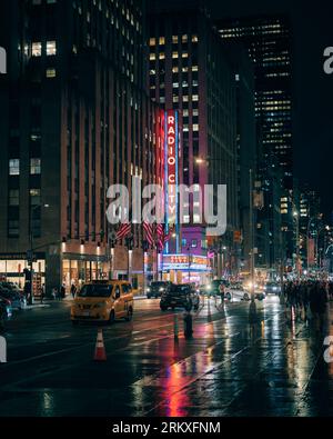 Radio City Music Hall in una notte piovosa a Midtown Manhattan, New York City Foto Stock