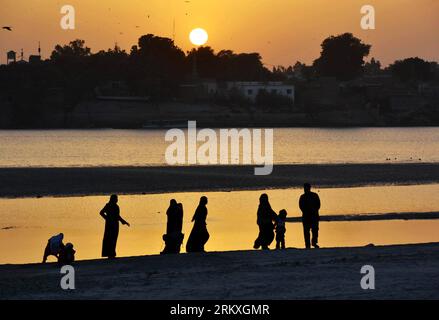 Bildnummer: 58958867 Datum: 31.12.2012 Copyright: imago/Xinhua (121231) -- KARACHI, 31 dicembre 2012 (Xinhua) -- pakistani Godetevi la vista dell'ultimo tramonto dell'anno 2012 nel sud del Pakistan di Karachi, 31 dicembre 2012. (Xinhua/Arshad)(zcc) PAKISTAN-KARACHI-2012 ULTIMO TRAMONTO PUBLICATIONxNOTxINxCHN Gesellschaft Sonnenuntergang Symbolfoto xdp x0x 2012 quer 58958867 Data 31 12 2012 Copyright Imago XINHUA Karachi DEC 31 2012 XINHUA Pakistanis Enjoy the View of Load Sunset of the Year 2012 in Southern Pakistan S Karachi DEC 31 2012 XINHUA Arshad ZCC Pakistan Karachi 2012 Load Sunset PUBLICATIONxN Foto Stock