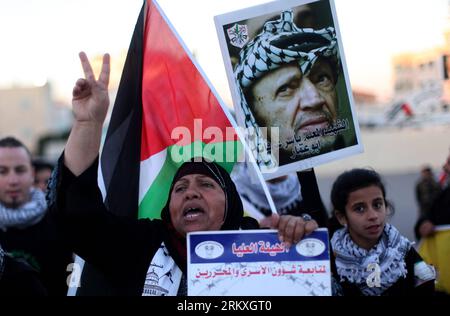 Bildnummer: 58958870 Datum: 31.12.2012 Copyright: imago/Xinhua (121231) -- RAMALLAH, 31 dicembre 2012 (Xinhua) -- i palestinesi con una foto di Jassir Arafat prendono parte alle celebrazioni del 48° anniversario del movimento Fatah nella città di Ramallah in Cisgiordania il 31 dicembre 2012. (Xinhua/Fadi Arouri) MIDEAST-RAMALLAH-FATAH-ABBAS PUBLICATIONxNOTxINxCHN Gesellschaft symbolfoto Nahostkonflikt Nahost Politik xdp xumb Palästina 2013 58958870 Data 31 12 2012 Copyright Imago XINHUA Ramallah DEC 31 2012 XINHUA PALESTINIANS with a Picture of Yasser Arafa Foto Stock