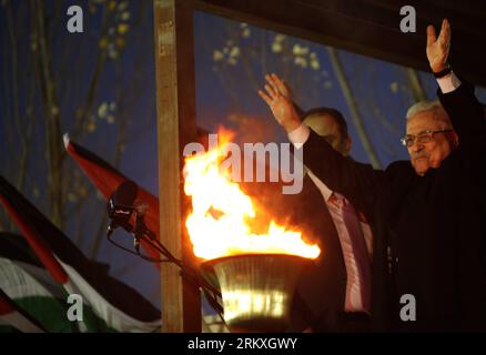 Bildnummer: 58958897  Datum: 31.12.2012  Copyright: imago/Xinhua (121231) -- RAMALLAH, Dec. 31, 2012 (Xinhua) -- Palestinian President Mahmoud Abbas waves during celebrations of the 48th anniversary of the Fatah movement in the West Bank city of Ramallah on Dec. 31, 2012. (Xinhua/Fadi Arouri) MIDEAST-RAMALLAH-FATAH-ABBAS PUBLICATIONxNOTxINxCHN People Politik xdp x0x premiumd 2013 quer premiumd      58958897 Date 31 12 2012 Copyright Imago XINHUA  Ramallah DEC 31 2012 XINHUA PALESTINIAN President Mahmoud Abbas Waves during celebrations of The 48th Anniversary of The Fatah Movement in The WEST B Stock Photo