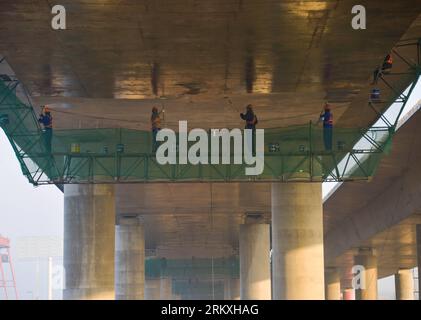 Bildnummer: 58960211 Datum: 02.01.2013 Copyright: imago/Xinhua (130102) -- HAINING, 2 gennaio 2013 (Xinhua) -- i lavoratori continuano a lavorare sul cantiere del ponte di attraversamento del mare di Jiaxing-Shaoxing nonostante il freddo a Haining, nella provincia dello Zhejiang, Cina orientale, 2 gennaio 2013. Il ponte di attraversamento del mare di Jiaxing-Shaoxing, che sarà il secondo ponte di attraversamento marittimo della provincia di Zhejiang, dovrebbe dimezzare il tempo di guida da Shaoxing a Shanghai nella Cina orientale dopo essere stato messo in funzione nel giugno del 2013. (Xinhua/Xu Yu) (lfj) CHINA-ZHEJIANG-JIAXING-SHAOXING ATTRAVERSAMENTO MARITTIMO PONTE-COSTRUZIONE (CN) Foto Stock