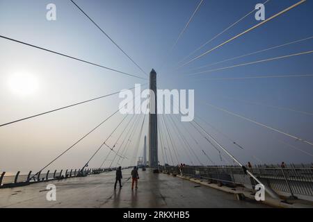 Bildnummer: 58960210 Datum: 02.01.2013 Copyright: imago/Xinhua (130102) -- HAINING, 2 gennaio 2013 (Xinhua) -- i lavoratori camminano sul cantiere del ponte di Jiaxing-Shaoxing Sea-Crossing, nonostante il freddo a Haining, nella provincia dello Zhejiang, nella Cina orientale, 2 gennaio 2013. Il ponte di attraversamento del mare di Jiaxing-Shaoxing, che sarà il secondo ponte di attraversamento marittimo della provincia di Zhejiang, dovrebbe dimezzare il tempo di guida da Shaoxing a Shanghai nella Cina orientale dopo essere stato messo in funzione nel giugno del 2013. (Xinhua/Xu Yu) (lfj) CHINA-ZHEJIANG-JIAXING-SHAOXING SEA-CROSSING BRIDGE-CONSTRUCTION (CN) PUBLICATIO Foto Stock