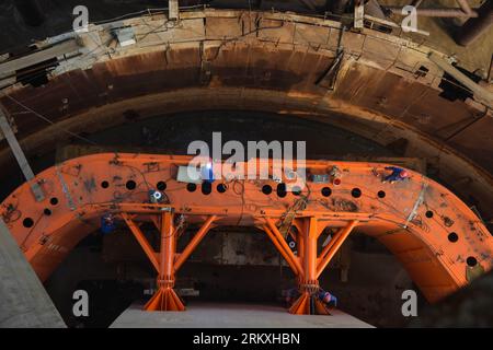 Bildnummer: 58960208 Datum: 02.01.2013 Copyright: imago/Xinhua (130102) -- HAINING, 2 gennaio 2013 (Xinhua) -- i lavoratori continuano a lavorare sul cantiere del ponte di attraversamento del mare di Jiaxing-Shaoxing nonostante il freddo a Haining, nella provincia dello Zhejiang, Cina orientale, 2 gennaio 2013. Il ponte di attraversamento del mare di Jiaxing-Shaoxing, che sarà il secondo ponte di attraversamento marittimo della provincia di Zhejiang, dovrebbe dimezzare il tempo di guida da Shaoxing a Shanghai nella Cina orientale dopo essere stato messo in funzione nel giugno del 2013. (Xinhua/Xu Yu) (lfj) CHINA-ZHEJIANG-JIAXING-SHAOXING ATTRAVERSAMENTO MARITTIMO PONTE-COSTRUZIONE (CN) Foto Stock