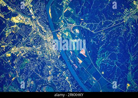 Fiume e area urbana nello stato del Kansas, Stati Uniti. Miglioramento digitale di un'immagine da parte della NASA. Foto Stock