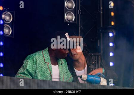 Londra, Regno Unito. 25 agosto 2023. Gary Powell e Carl Barat dei Libertines, la Roux e Jamie Reynolds (Klaxons) intratterranno la folla dai ponti all'All Points Festival di East London. Cristina Massei/Alamy Live News Foto Stock