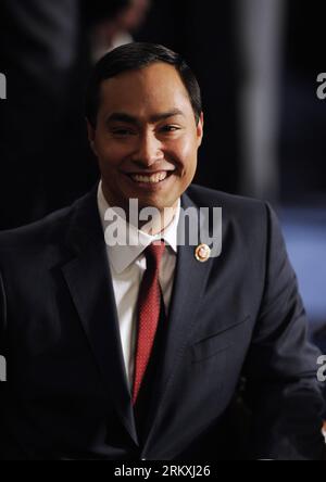 Bildnummer: 58962778 Datum: 03.01.2013 Copyright: imago/Xinhua (130103) -- WASHINGTON D.C., 3 gennaio 2012 (Xinhua) -- il rappresentante eletto degli Stati Uniti Joaquin Castro (D-Texas) partecipa alla sessione di apertura del 113° Congresso degli Stati Uniti su Capitol Hill a Washington D.C., capitale degli Stati Uniti, 3 gennaio 2012. Il nuovo Congresso degli Stati Uniti si è riunito giovedì con nuovi membri che giurano. (Xinhua/Zhang Jun) US-WASHINGTON-POLITICS-113° CONGRESSO-CONVOCES PUBLICATIONxNOTxINxCHN People Politik USA Vereidigung Porträt xns x0x 2013 hoch Aufmacher Premiumd 58962778 Data 03 01 2013 Copyright Imago XINHUA Was Foto Stock