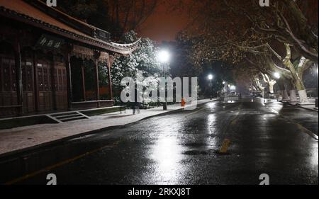 Bildnummer: 58963419 Datum: 04.01.2013 Copyright: imago/Xinhua (130104) -- HANGZHOU, 4 gennaio 2013 (Xinhua) -- foto scattata il 3 gennaio 2012 mostra la Gushan Road il cui marciapiede è coperto di neve a Hangzhou, nella provincia dello Zhejiang della Cina orientale. Hangzhou ha assistito alla sua prima nevicata del nuovo anno da giovedì sera. (Xinhua/cui Xinyu) (hdt) CHINA-HANGZHOU-SNOWFALL-LIFE STYLE (CN) PUBLICATIONxNOTxINxCHN Gesellschaft Jahreszeit Winter Schnee x0x xmb 2013 quer 58963419 Data 04 01 2013 Copyright Imago XINHUA Hangzhou 4 gennaio 2013 XINHUA foto scattata IL 3 gennaio 2012 mostra la Gushan Road di cui Foto Stock