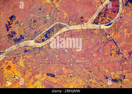 Città del Cairo e fiume Nilo, Egitto. Miglioramento digitale di un'immagine da parte della NASA. Foto Stock