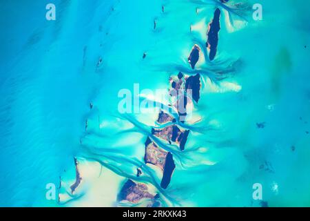 Le acque turchesi delle Bahamas. Miglioramento digitale di un'immagine da parte della NASA Foto Stock