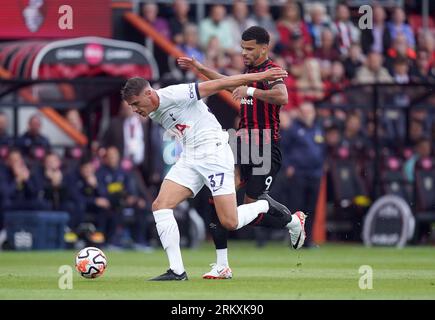 Micky van de Ven del Tottenham Hotspur e Dominic Solanke (a destra) del Bournemouth si scontrano per il pallone durante la partita di Premier League al Vitality Stadium di Bournemouth. Data foto: Sabato 26 agosto 2023. Foto Stock