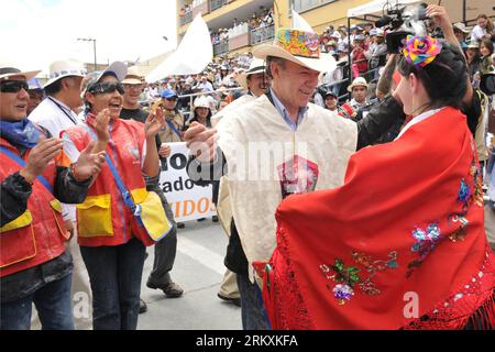 Bildnummer: 58968358 Datum: 06.01.2013 Copyright: imago/Xinhua (130107) -- SAN JUAN DE PASTO, 6 gennaio 2013 (Xinhua) -- l'immagine fornita dalla presidenza della Colombia mostra il presidente colombiano Juan Manuel Santos (2nd R) che saluta un residente durante una parata chiamata Carnevale dei neri e dei bianchi a San Juan de pasto, capitale del dipartimento di Narino, Colombia, 6 gennaio 2013. (Xinhua/Presidenza della Colombia) (zf) COLOMBIA-SAN JUAN DE PASTO-SANTOS PUBLICATIONxNOTxINxCHN People Politik xjh x1x 2013 quer 58968358 Data 06 01 2013 Copyright Imago XINHUA San Juan de pasto 6 gennaio 2013 XINHUA immagine fornisce Foto Stock