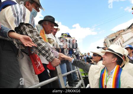 Bildnummer: 58968356 Datum: 06.01.2013 Copyright: imago/Xinhua (130107) -- SAN JUAN DE PASTO, 6 gennaio 2013 (Xinhua) -- l'immagine fornita dalla presidenza della Colombia mostra il presidente colombiano Juan Manuel Santos (R) che saluta i residenti durante una sfilata chiamata Carnevale dei neri e dei bianchi a San Juan de pasto, capitale del dipartimento di Narino, Colombia, 6 gennaio 2013. (Xinhua/Presidenza della Colombia) (zf) COLOMBIA-SAN JUAN DE PASTO-SANTOS PUBLICATIONxNOTxINxCHN People Politik xjh x1x 2013 quer 58968356 Data 06 01 2013 Copyright Imago XINHUA San Juan de pasto Jan 6 2013 XINHUA immagine fornita da Foto Stock