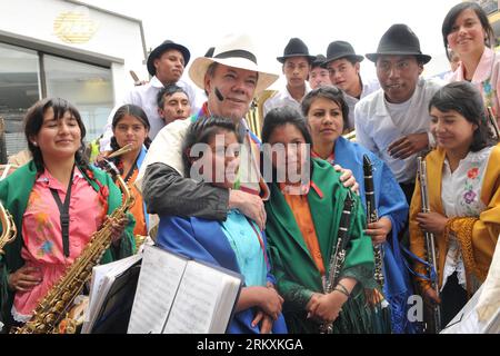 Bildnummer: 58968359  Datum: 06.01.2013  Copyright: imago/Xinhua (130107) -- SAN JUAN DE PASTO, Jan. 6, 2013 (Xinhua) -- Image provided by Presidency of Colombia shows Colombian President Juan Manuel Santos (C) posing for photos with residents during a parade called Carnival of Blacks and Whites in San Juan de Pasto, capital of the department of Narino, Colombia, Jan. 6, 2013. (Xinhua/Presidency of Colombia) (zf) COLOMBIA-SAN JUAN DE PASTO-SANTOS PUBLICATIONxNOTxINxCHN People Politik xjh x1x 2013 quer     58968359 Date 06 01 2013 Copyright Imago XINHUA  San Juan de Pasto Jan 6 2013 XINHUA Imag Stock Photo