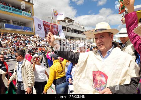 Bildnummer: 58968357  Datum: 06.01.2013  Copyright: imago/Xinhua (130107) -- SAN JUAN DE PASTO, Jan. 6, 2013 (Xinhua) -- Image provided by Presidency of Colombia shows Colombian President Juan Manuel Santos (R) greeting residents during a parade called Carnival of Blacks and Whites in San Juan de Pasto, capital of the department of Narino, Colombia, Jan. 6, 2013. (Xinhua/Presidency of Colombia) (zf) COLOMBIA-SAN JUAN DE PASTO-SANTOS PUBLICATIONxNOTxINxCHN People Politik xjh x1x 2013 quer     58968357 Date 06 01 2013 Copyright Imago XINHUA  San Juan de Pasto Jan 6 2013 XINHUA Image provided by Stock Photo