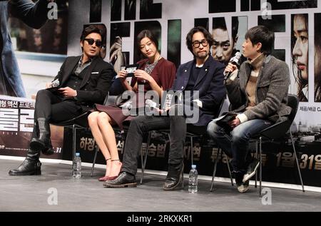 Bildnummer: 58969468 Datum: 07.01.2013 Copyright: imago/Xinhua (130107) - SEOUL, 7 gennaio 2013 (Xinhua) - l'attrice sudcoreana Jeon Ji-hyun (2nd L) partecipa a una conferenza stampa per il film The Berlin file a Seoul, capitale della Corea del Sud, 7 gennaio 2013. Il film arriverà nei cinema della Corea del Sud il 31 gennaio 2013. (Xinhua/Park Jin-hee) (zf) COREA DEL SUD-SEOUL-FILM THE BERLIN FILE PUBLICATIONxNOTxINxCHN People Entertainment xjh x0x 2013 quer 58969468 Data 07 01 2013 Copyright Imago XINHUA Seoul 7 gennaio 2013 XINHUA attrice sudcoreana Jeon ji Hyun 2nd l partecipa a una conferenza stampa per il film Foto Stock