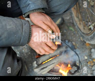 Bildnummer: 58996901  Datum: 09.01.2013  Copyright: imago/Xinhua (130109) -- QUANZHOU, Jan. 9, 2013 (Xinhua) -- A man warms his hands by a fire at a street market of Quanzhou County in Guilin, southwest China s Guangxi Zhuang Autonomous Region on Jan. 9, 2013. The meteorological observatory in Guangxi issued a yellow alert for frost on Wednesday afternoon. (Xinhua/Lu Bo an) (lh)(hdt) CHINA-GUANGXI-FREEZING WEATHER-ALERT(CN) PUBLICATIONxNOTxINxCHN Gesellschaft Wetter Jahreszeit Winter kall Kälte Kältewelle x0x xmb 2013 quadrat      58996901 Date 09 01 2013 Copyright Imago XINHUA  Quanzhou Jan 9 Stock Photo